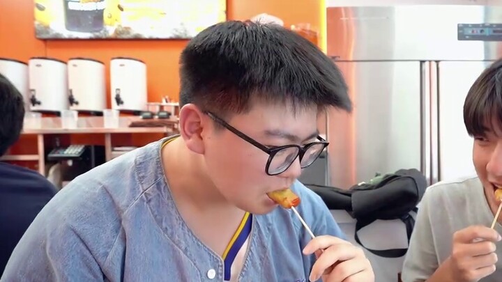 Tại sao trên khuôn mặt mọi người đều có nụ cười?