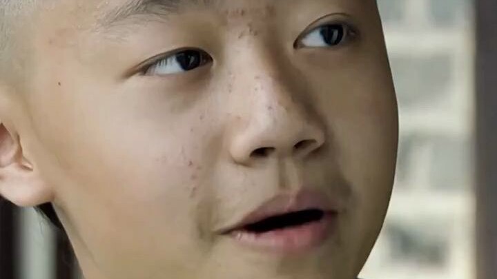 เด็กฝึกวัย 13 ปีกลับรู้จักวิธีเอาตัวรอดในสังคม แสดงให้เห็นถึงความเข้าใจในมารยาทและปฏิสัมพันธ์ระหว่าง