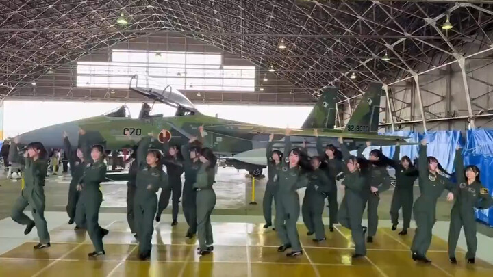 日本航空自卫队的女队员们的“士气提升舞”，你们说提升哪边的效果更好？