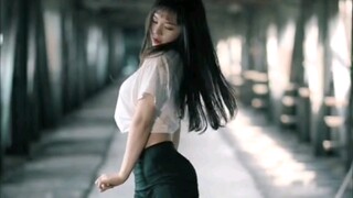 妹子你这样跳舞很费丝袜的