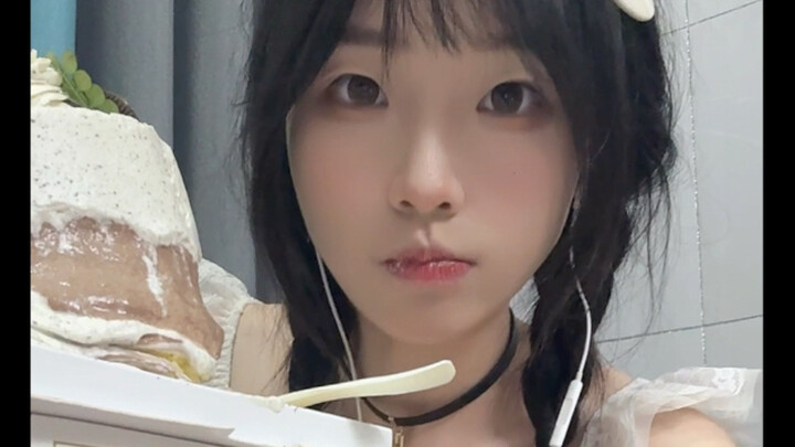 吃蛋糕祝自己生日快乐( ´▽｀)