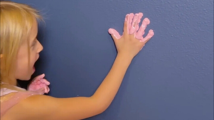 A real-life record of my daughter drawing A-Mei with her bare hands