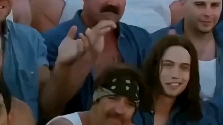 Cuối cùng cái ánh mắt lén lút của anh chàng to con ấy, ha ha ha… đúng là hết chỗ nói. “Anh Hùng Tron