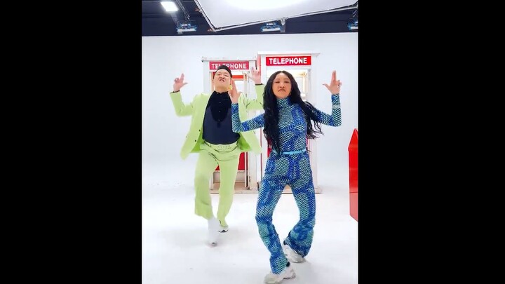 That That dance ของ Psy และ Hwasa! -