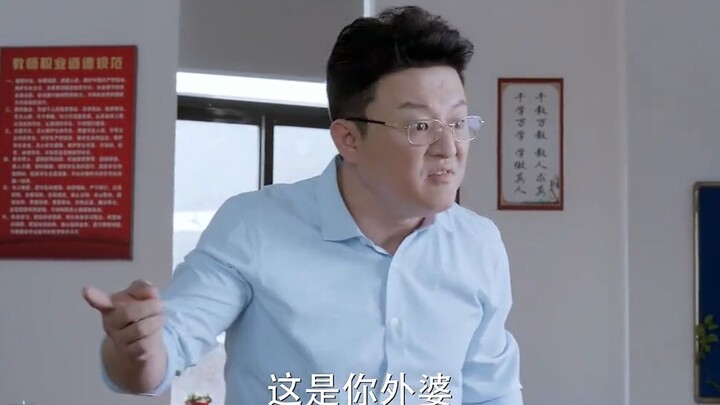 Siswa berbuat salah dipanggil orang tua; siapa sangka, sang nenek muncul dengan gaun pendek berongga