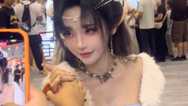 Apakah dia Si Cantik Rubah atau Naga Pedang Xuan?