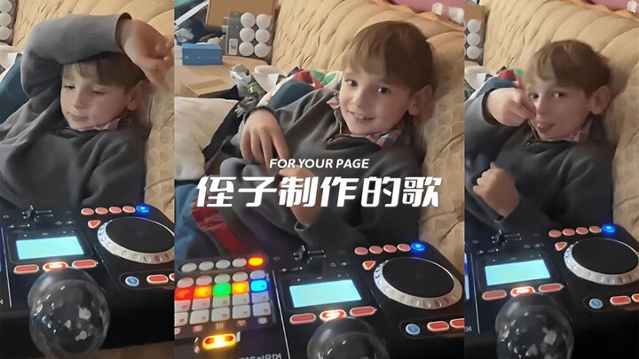 Keponakan saya memutar lagu buatannya sendiri untuk saya, lumayan bagus juga!