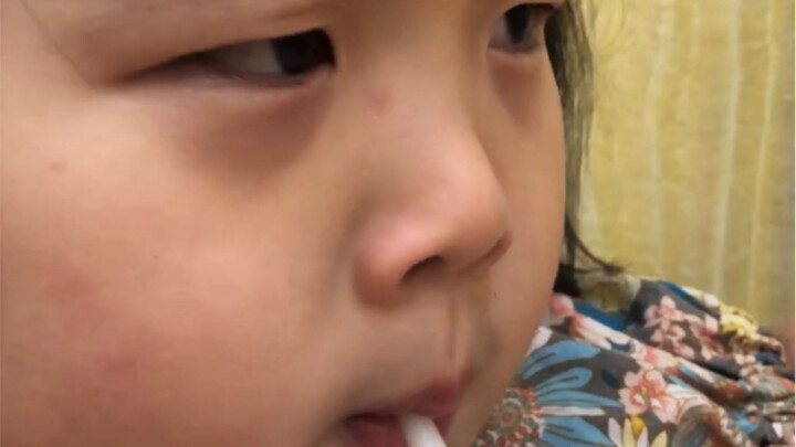 ตลอดช่วงบ่ายต่อสู้กับตัวน้อยไปหลายร้อยกระบวนท่า จนตาบวมเป่งเพราะร้องไห้ ดูแล้วน่าเอ็นดูสุดๆ