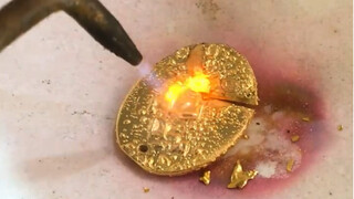 The gold medal I received as a year-end bonus has peeled off, and the beauty came to me in a hurry.