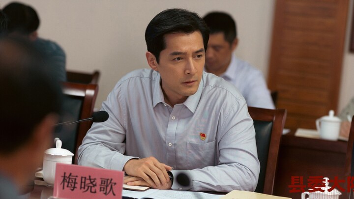 العمدة يصطحب رئيسة البلدية إلى غرفة فندقية، وبعد أن استحمّ العمدة وغيّر ملابسه، غلبت النعاس رئيسة ال