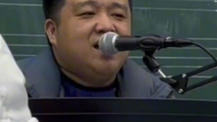 كيف يكون شعورك عندما يُدرِّس المعلّم وهو جالس على سيارة CD في الفصل؟ مظهرها الخارجي مثل وولينغ هونغق