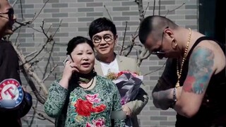 Một bộ sưu tập những cuộc gọi của mọi người để được giúp đỡ. Một tên gangster chĩa súng vào đầu anh 