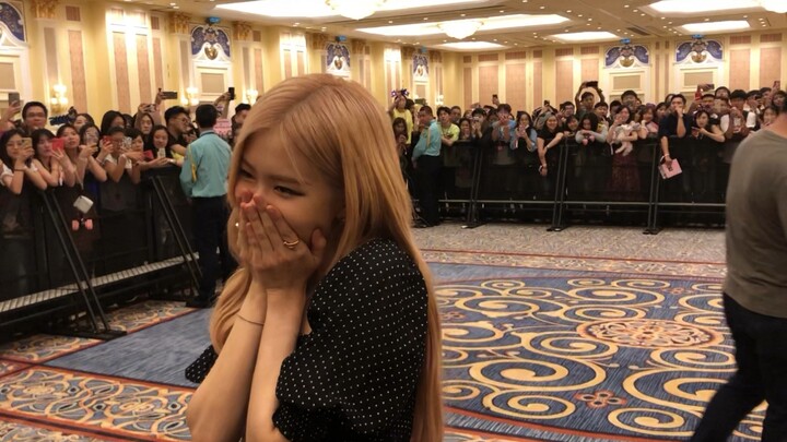 【BLACKPINK】Buổi chia tay tại Ma Cao: Jisoo vô cùng thân thiện đã nhận thư, Rosé rất chăm chú lắng ng