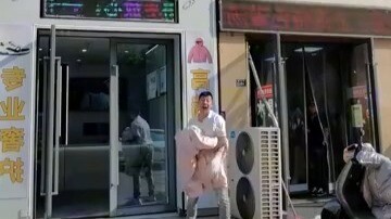 Một cửa hàng ở Túc Thiên đặt dàn nóng điều hòa ra khu vực công cộng! Gió thổi thẳng vào lối vào cửa 