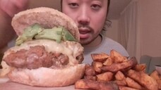 ASMR HOMEMADE CHEESEBURGERS & CHIPS 🍔🍟 - Eating Sounds