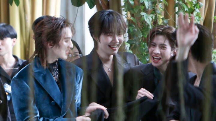 صديقات حميمات، يجب أن نكون منظمات تمامًا ونجنّ معًا!