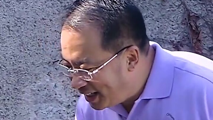 Ông cụ giúp đẩy xe thì nhặt được một chiếc ghế, giá cả khiến mọi người đều ngỡ ngàng.