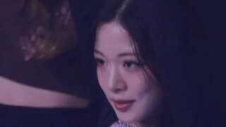 【ลีแชยอง】แจ็กเก็ตหนังบนตัวของเธอและหน้าแดงบนใบหน้าของเธอ