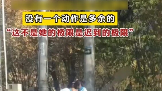 Cô gái buộc tóc một cách khéo léo khi đang đạp xe. Không có cử động nào là dư thừa "Đây không phải l
