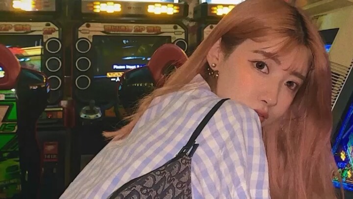 Short video: Taking my son to experience a retro arcade packed with cute girls