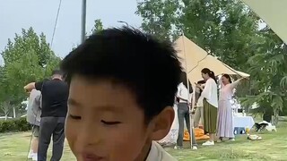露营下雨时老公帮美女搭帐篷，儿子的犀利吐槽太现实了