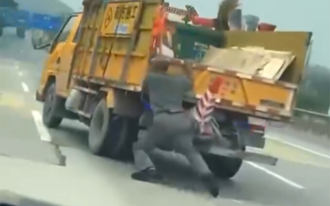 Ê, tôi còn chưa lên xe mà