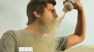 这是一个注定被渴死的男人，只要他一喝水，下一秒就直接被瞬移到了沙漠