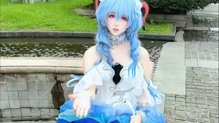 Sờ thử áo của mình xem, liệu có phải chất liệu làm bạn gái của cậu không nhỉ?