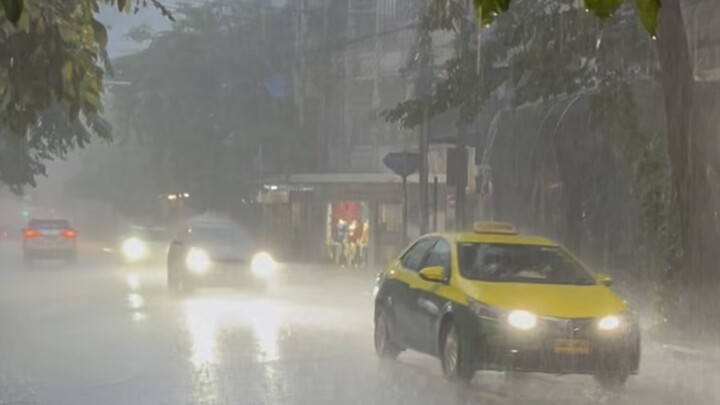 (标题建议)倾盆大雨下的城市街道｜听雨声治愈所有不开心 🌧️