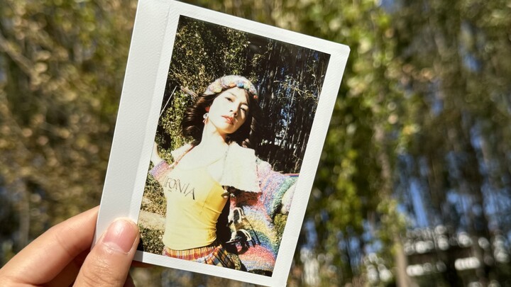 เซลฟี่โพลารอยด์: ถ่ายท่ามกลางแสงตามแนว vs. แสงย้อนกลับ