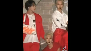 【SEVENTEEN】当俊尼忘词 全员反应是…
