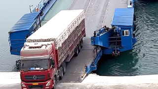 قام مقطورة نصفية بتحية عائلة كاملة من الحافلات من جهة واحدة