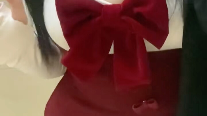 Red bow-knot dress—super suitable for curvy, pear-shaped figures!