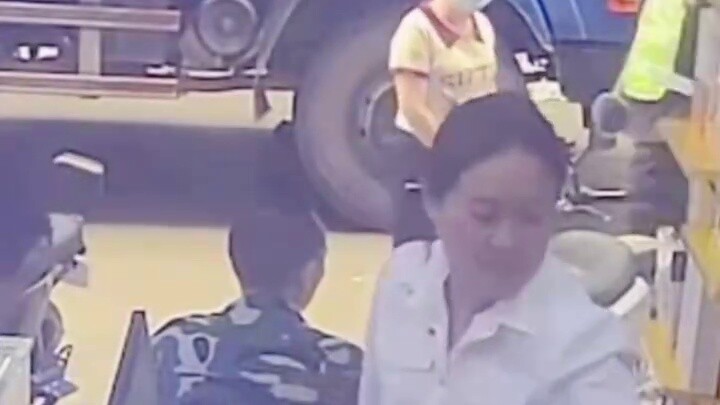 Man hits barbecue restaurant owner on the buttocks, and the owner bravely fights back!