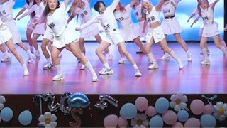 น้ำตาไหล! คณะนักเต้น Wii Korean Dance Troupe จาก Southwest University ที่มีสมาชิก 24 คนได้แสดงร่วมกั