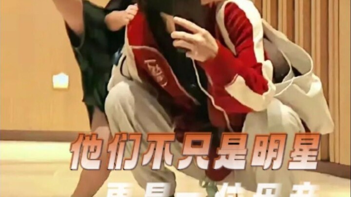 Mereka bukan hanya selebriti, tapi juga seorang ibu.