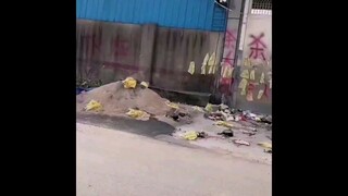 Beginilah situasi terkini di depan pintu rumah si pembunuh.