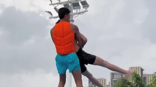 "الرجل الطائر على الماء هو أفضل علاج تجميلي في نانتونغ، يُسيطر على التنين الأزرق بيديه العاريتين 🐲"