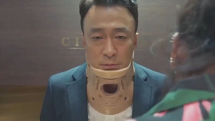 Agen pengawal Badan Intelijen Nasional, saat melindungi panda raksasa utusan Tiongkok, secara tak se