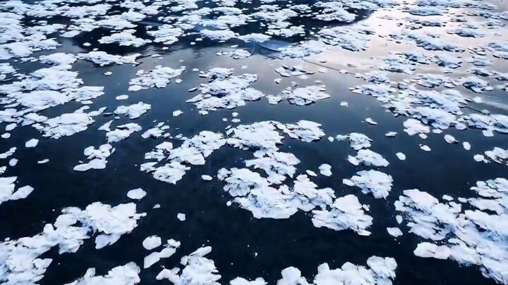 “Lãng mạn tột độ ẩn dưới điểm đóng băng” - “ℬℴ𝓇𝓃 𝒶 𝒮𝓉𝓇𝒶𝓃ℊℯ𝓇”