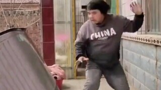 تقول إنه قوي، ما هذا بحق الجحيم؟ تقول إنه ضعيف، لا أستطيع القيام بهاتين الحركتين.