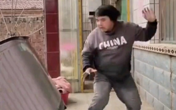 تقول إنه قوي، ما هذا بحق الجحيم؟ تقول إنه ضعيف، لا أستطيع القيام بهاتين الحركتين.