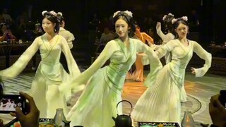 Today, I have nothing to do but enjoy music at the entertainment district! Zhao's women are so charm