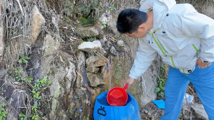 Lại phát hiện thêm một mạch nước, tiếp tục hành trình cải tạo. Mạch nước này nằm gần hồ chứa nước, c