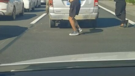 高速堵车，自娱自热
