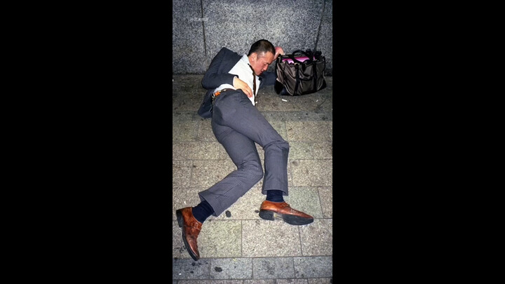 他在东京街头抓怕衣冠楚楚倒头就睡的醉汉！