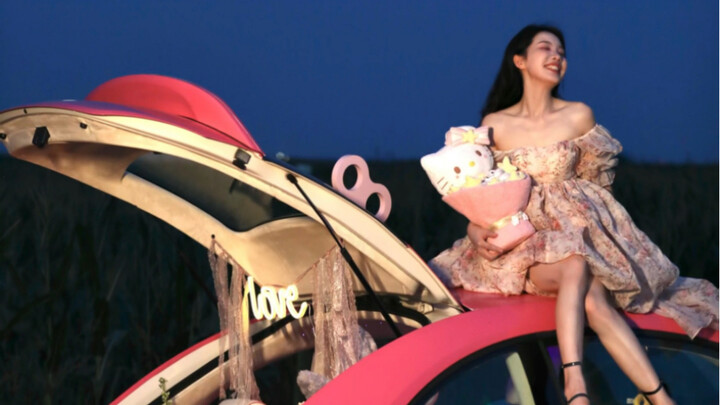 Được lái chiếc xe mới do chồng sắp cưới độ và quay một bộ phim bom tấn trên cánh đồng ngô thật tuyệt