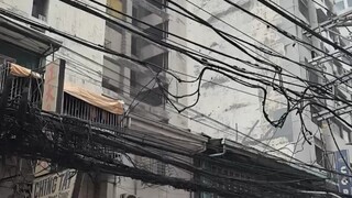 世界擁擠 日子緊湊；偶爾嘆息 常感慶幸。
