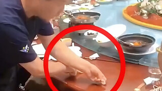 大叔吃饭时露一手，全场欢呼！