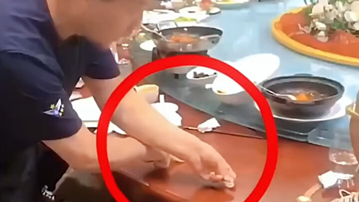 大叔吃饭时露一手，全场欢呼！